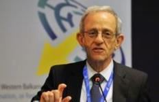 Analiza e Serwer pas vizitës në Kosovë, dy herë e përmend që Kurti po blen vota para zgjedhjeve