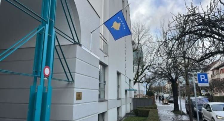 Konsullata e Kosovës në Cyrih ul flamurin në gjysmë shtize në nderim të viktimave në Crans-Montana