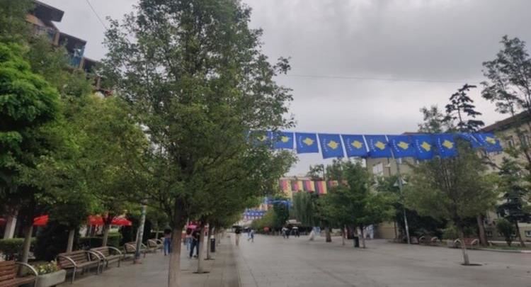 Prishtina stoliset me flamuj gjerman dhe të Kosovës