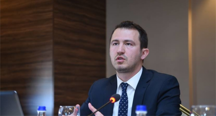 “Hera e parë që një kryeministër shantazhon haptas” Albert Krasniqi për Kurtin: Nuk është i thirrur t’iu shërbejë veç kandidatëve të tij