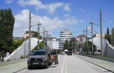 Pas 27 vjetësh KFOR-i nis tërheqjen nga Ura e Ibrit, Policia e Kosovës në vend të tyre