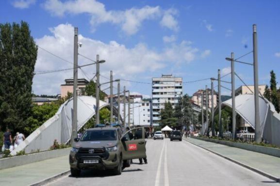 Pas 27 vjetësh KFOR-i nis tërheqjen nga Ura e Ibrit, Policia e Kosovës në vend të tyre