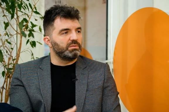 Ermal Sadiku: Kurti vazhdon të jetë kryeministër pa Kuvend funksional, kjo është kapja më e madhe e shtetit