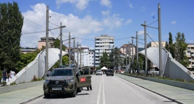 Pas 27 vjetësh KFOR-i nis tërheqjen nga Ura e Ibrit, Policia e Kosovës në vend të tyre