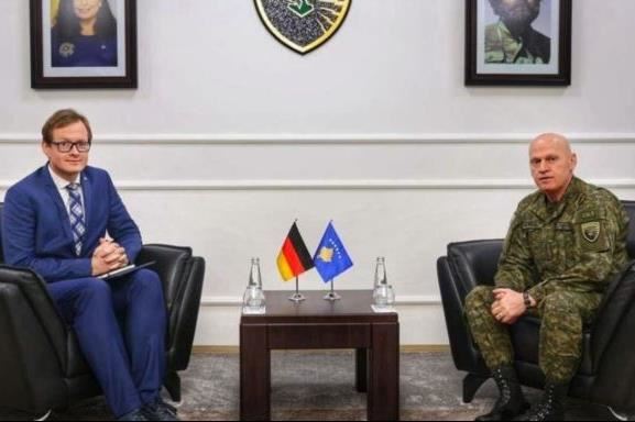 Zyrtari i lartë gjerman takohet me Jasharin, flasin për të ardhmen e FSK-së