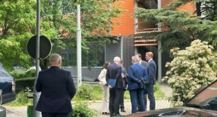 Ambasadorët e vendeve të QUINT-it dhe Shefi i Zyrës së BE’së te Kurti, nuk flasin për media