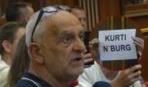 “Kurti n’burg” – shpalos në kuvend pankartën anti-Kurti, qytetari tregon arsyen pse