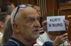 “Kurti n’burg” – shpalos në kuvend pankartën anti-Kurti, qytetari tregon arsyen pse