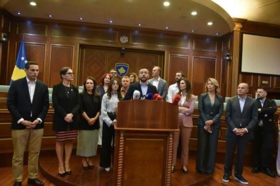 PDK dhe AAK mblidhen në sallën e Kuvendit: Mandatin na e ka dhënë populli, s’mund të na e marrë Kurti