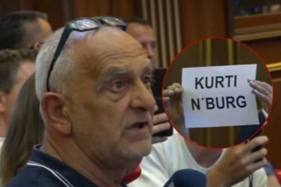 “Kurti n’burg” – shpalos në kuvend pankartën anti-Kurti, qytetari tregon arsyen pse