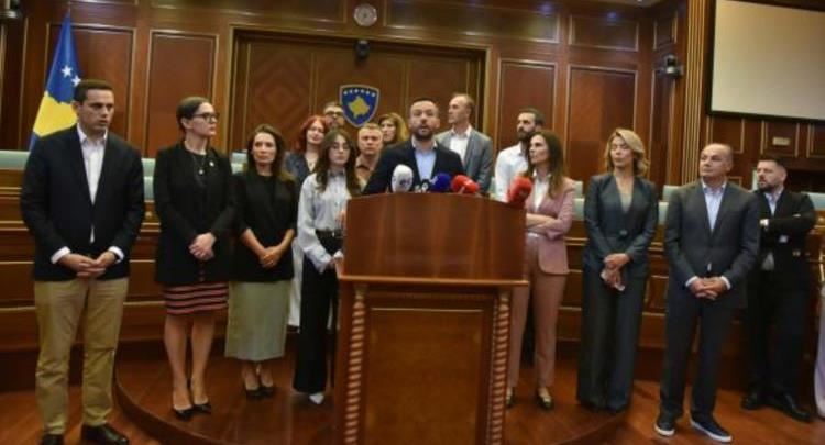 PDK dhe AAK mblidhen në sallën e Kuvendit: Mandatin na e ka dhënë populli, s’mund të na e marrë Kurti