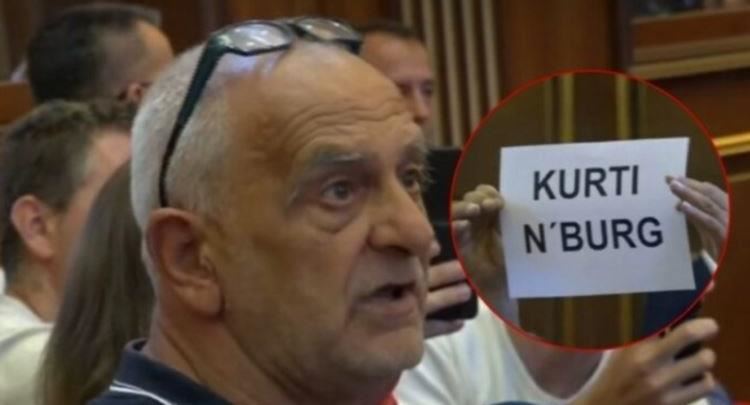 “Kurti n’burg” – shpalos në kuvend pankartën anti-Kurti, qytetari tregon arsyen pse