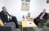 Shefi i zyrës së BE-së takohet me ambasadorin britanik: Partnerët ndërkombëtarë do t’i qëndrojnë në krah Kosovës