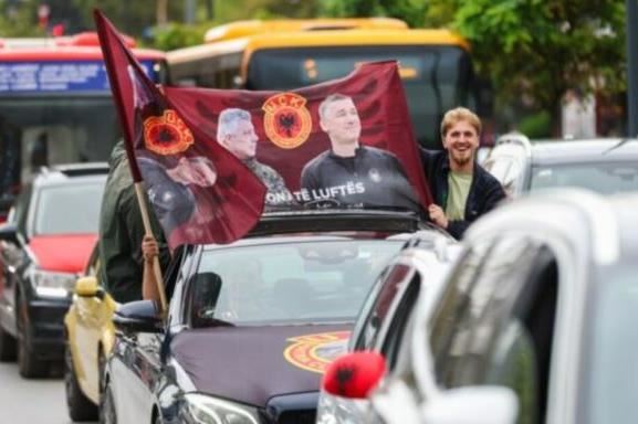 “Sillni në shtëpi”: Sheshet e rrugët e Kosovës mbushen me mbishkrime për katërshen e UÇK-së