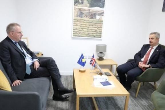 Shefi i zyrës së BE-së takohet me ambasadorin britanik: Partnerët ndërkombëtarë do t’i qëndrojnë në krah Kosovës