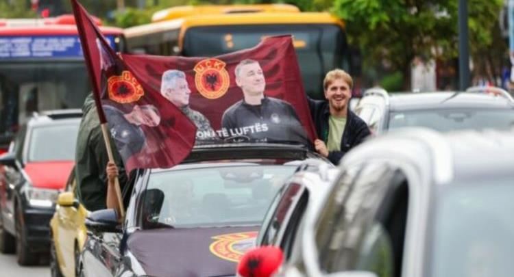 “Sillni në shtëpi”: Sheshet e rrugët e Kosovës mbushen me mbishkrime për katërshen e UÇK-së