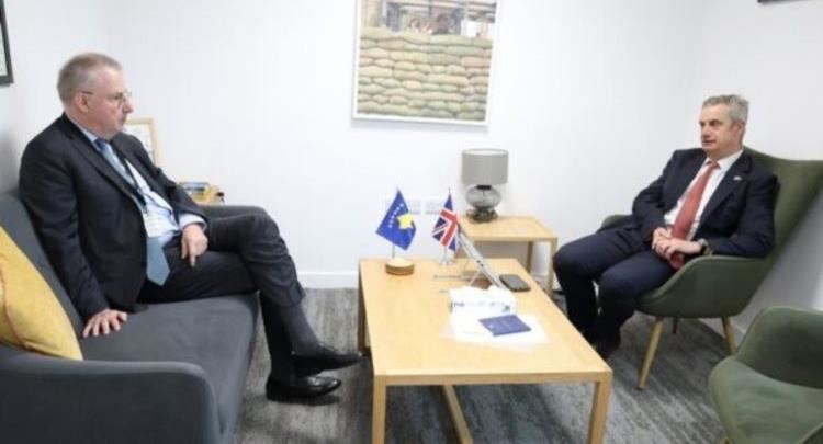 Shefi i zyrës së BE-së takohet me ambasadorin britanik: Partnerët ndërkombëtarë do t’i qëndrojnë në krah Kosovës
