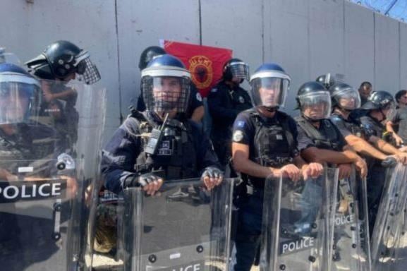 Qytetarë të revoltuar gjuajnë me gurë e shishe te EULEX’i pasi Gjykata i dënoi krerët e UÇK