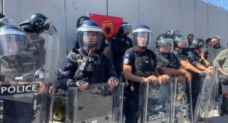 Qytetarë të revoltuar gjuajnë me gurë e shishe te EULEX’i pasi Gjykata i dënoi krerët e UÇK