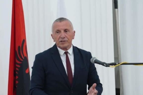 Kamberi dorëzon kërkesën për shkarkimin e Paunoviqit, mbështetet nga 53 deputetë