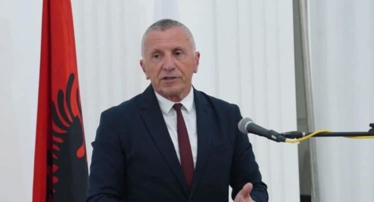 Kamberi dorëzon kërkesën për shkarkimin e Paunoviqit, mbështetet nga 53 deputetë