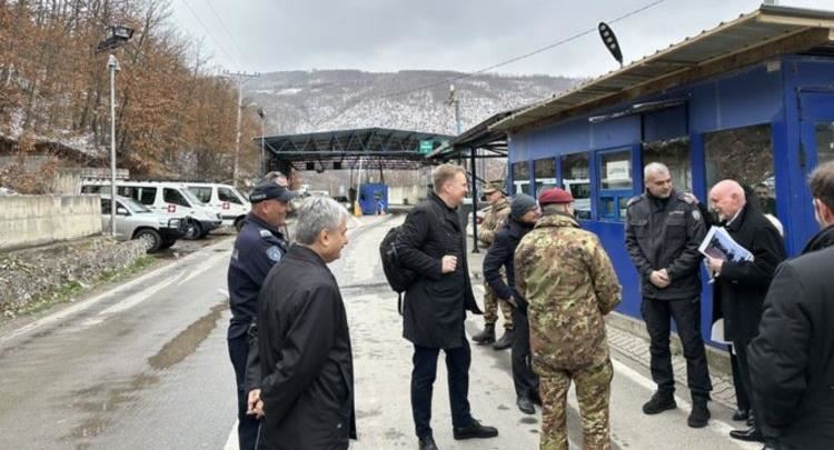 Sorensen vizitoi një pikë kufitare të përbashkët Kosovë-Serbi: Lëvizja e lirë gur themel i integrimit në BE
