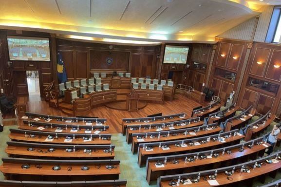 Shpërndarja e kuvendit në “dorë” të Kushtetueses