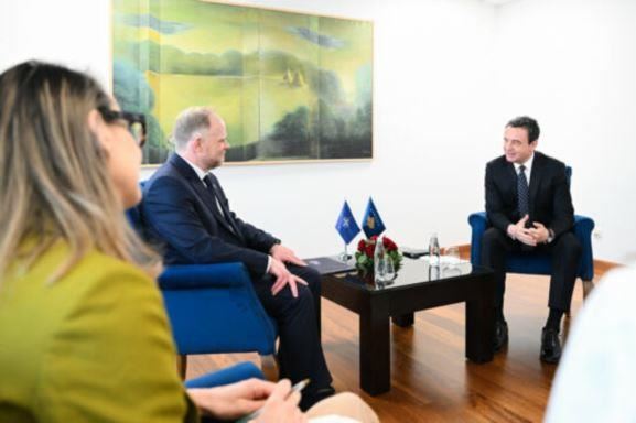 Zyrtari i NATO’s i shkon në zyrë Kurtit – E pyet për xhandarmërinë, kryeministri ia ‘‘shpjegoi konceptin’’