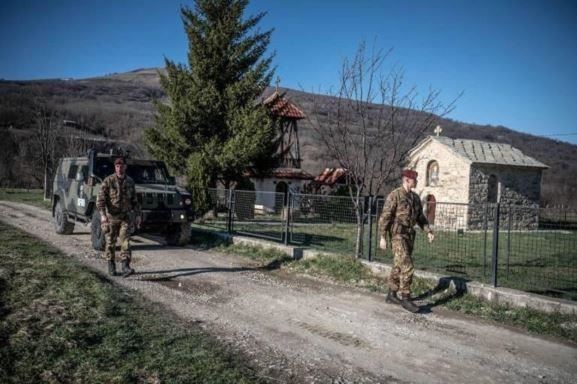Ushtarët italianë të KFOR-it kryejnë patrullime në Shtërpcë për të siguruar stabilitetin