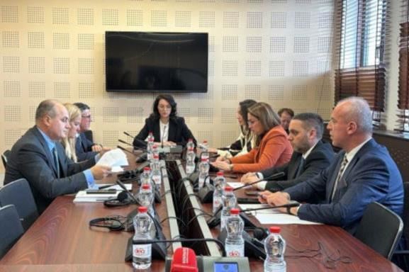 Komisioni për punë të jashtme i jep “dritën e gjelbër” marrëveshjes për anëtarësimin e Kosovës në Bordin e Paqes