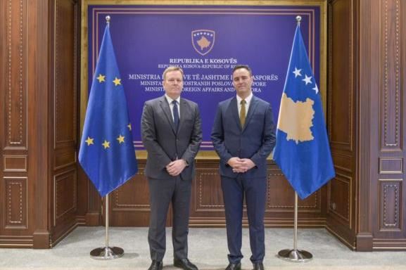 Konjufca pret përfaqësuesin special të BE-së për dialogun Kosovë–Serbi, thekson përkushtimin për një proces më efektiv dhe të qëndrueshëm