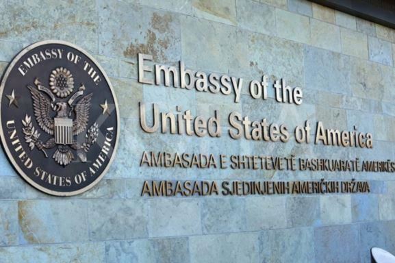 Ambasada amerikane në Kosovë paralajmëron qytetarët për rreziqe globale: Situata kërkon vigjilencë të shtuar