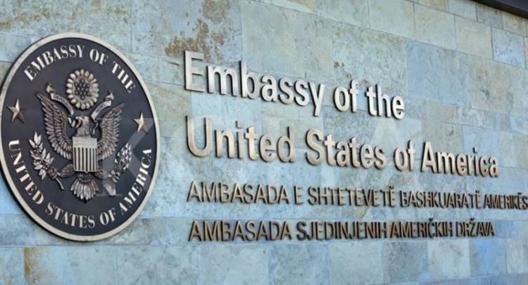 Ambasada amerikane në Kosovë paralajmëron qytetarët për rreziqe globale: Situata kërkon vigjilencë të shtuar
