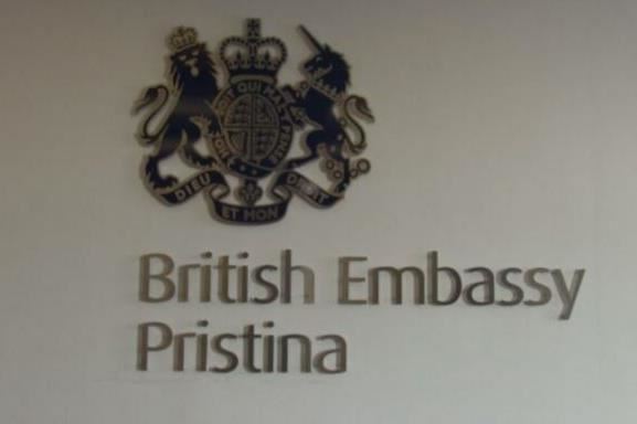 Ambasada britanike kërkon rikthimin e serbëve në drejtësi