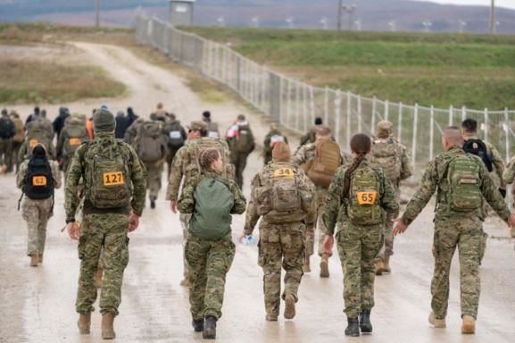 Gati 300 ushtarë të KFOR’it marshojnë 30 kilometra në Bondsteel në nderim të të rënëve