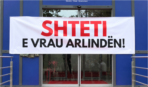 “Shteti e vrau Arlindën” – aksion simbolik i QIKA-s, ngjyrë e kuqe dhe pankartë në hyrje të qeverise