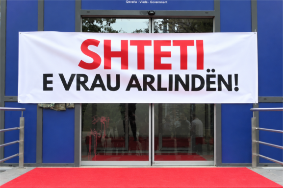 “Shteti e vrau Arlindën” – aksion simbolik i QIKA-s, ngjyrë e kuqe dhe pankartë në hyrje të qeverise