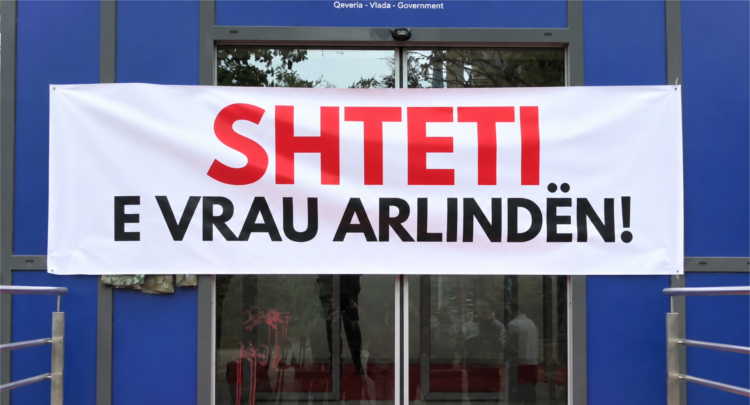 “Shteti e vrau Arlindën” – aksion simbolik i QIKA-s, ngjyrë e kuqe dhe pankartë në hyrje të qeverise