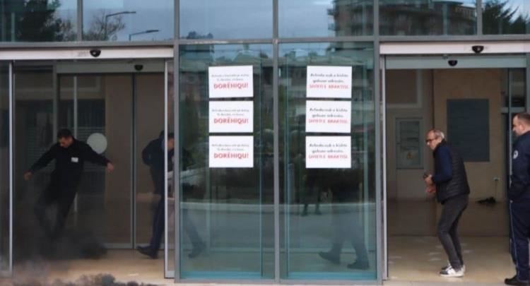 OJQ `QIKA` me aksion simbolik, hedh tymuese te Ministria e Drejtësisë
