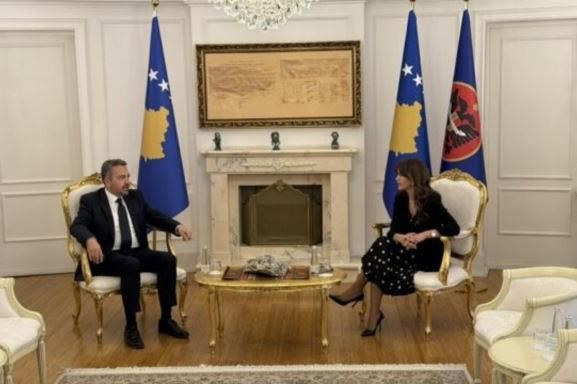 31 maj apo 7 qershor, Haxhiu i nis takimet për zgjedhjet e parakohshme, kreu i KQZ i shkon në zyrë