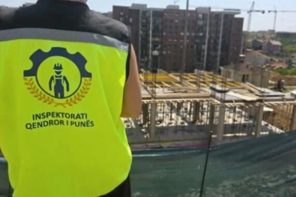 Inspektorati i Punës reagon pas vdekjes së punëtorit nga rrëzimi i vinçit