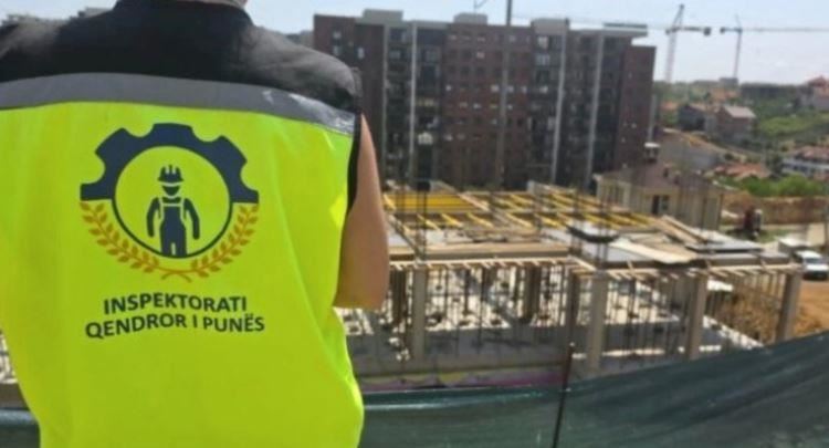Inspektorati i Punës reagon pas vdekjes së punëtorit nga rrëzimi i vinçit