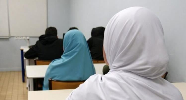 Supremja refuzon padinë, i jep të drejtë MASHT’it: Ndalimi i mbulesës islame në shkolla është në përputhje me ligjin