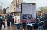 Me fotografi të Arlindës dhe pankarta në duar, qytetarët marshojnë për drejtësi në Pejë