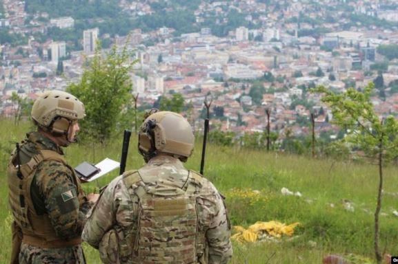 NATO përgënjeshtron Rusinë: Prania ndërkombëtare sjell stabilitet në Ballkan – theksohet edhe situata e brishtë në Kosovë