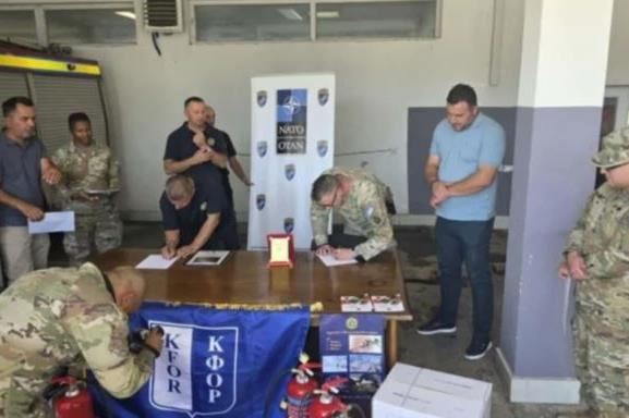 KFOR-i amerikan dhuron pajisje për zjarrfikësit e Ferizajt