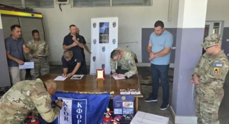 KFOR-i amerikan dhuron pajisje për zjarrfikësit e Ferizajt