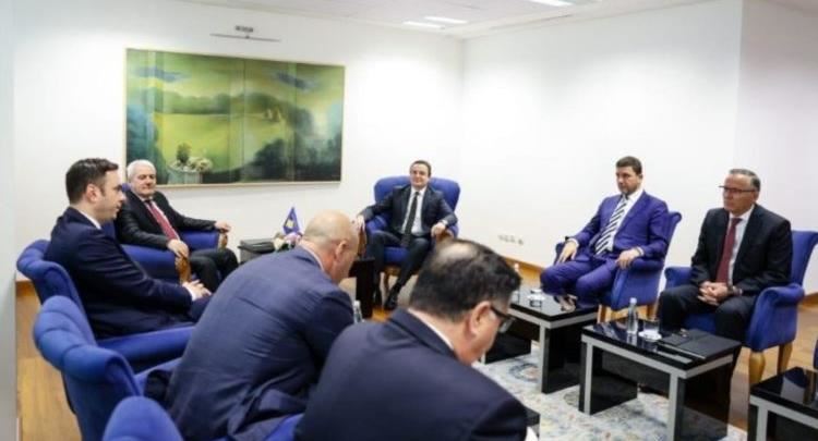 “Babadimer i mashtrimeve”; “po e rrënon shtetin”: “Opozita” e kritikon ashpër Kurtin për vendimet kontestueshme qeveritare