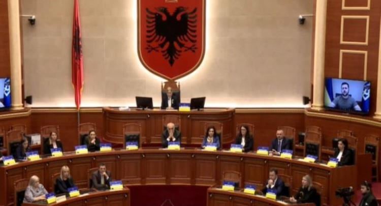 Zelensky i drejtohet Kuvendit të Shqipërisë: Mbështetja juaj ndaj Ukrainës më kujton shenjtoren Nënë Tereza