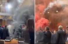 Gaz lotësjellës dhe vezë në parlamentin serb, ​Kamberi publikon videon: Bërnabiç po insiston të mbahet seanca